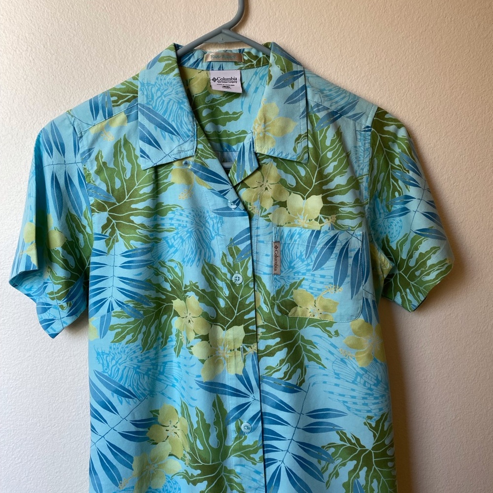 Columbia Sport Button Down Short Sleeve Shirt. Size Small.